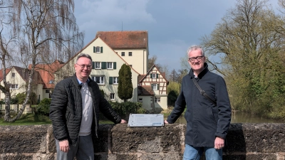 Informierten jetzt über das Projekt „Mühlenerlebnis Mittelfranken“ (von links): LAG-Vorsitzender Herbert Lindörfer und Bürgermeister Patrick Ruh vor der Stadtmühle in Feuchtwangen. (Foto: Stadt Feuchtwangen / Rebecca Weber)