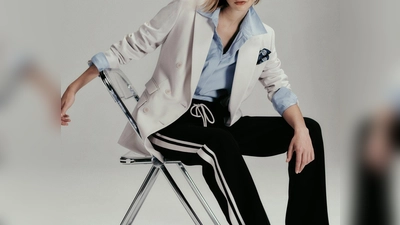 Machen den Jogginghosen-Look schick: Blazer und Blusen. Hier ein Beispiel von Max Mara (Blazer ca. 1.829 Euro, Hemdbluse ca. 319 Euro, Hose ca. 219 Euro, Tuch ca. 105 Euro). (Foto: Max Mara/dpa-tmn)