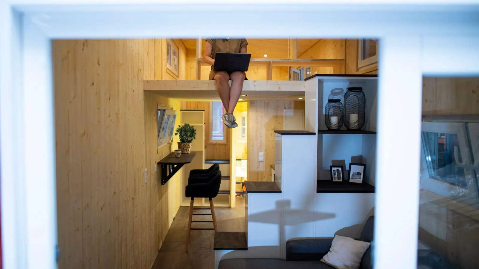 Mit oder ohne Räder? Bei der Antwort auf die Frage, ob ein Tiny House eine meldefähige Adresse sein kann, ist auch dieses Detail entscheidend. (Foto: Guido Kirchner/dpa/dpa-tmn)