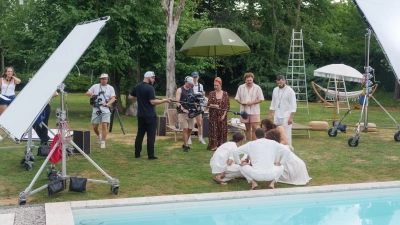 Viele Situationen für den Kinofilm „So Happy It Hurts” wurden auf einem Grundstück in Uffenheim gedreht. Zweiter von rechts stehend ist der Produzent David Helmut. (Archivbild: Lars Nitsch)
