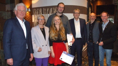 Schauspielerin Charlotte Schiffler (Dritte von links) und Regisseur Knut-Alexander Höhn (Vierter von links) bekamen den FLZ-Theaterpreis. Die Würdigung übergaben die beiden Verleger, Guido W. Mehl (links) und Harald W. Wiedfeld (Dritter von rechts). Zur Auszeichnung gratulierten Chefredakteurin Gudrun Bayer (Zweite von links) sowie (von rechts) Oberbürgermeister Dr. Christoph Hammer und Intendant Peter Cahn. (Foto: Jasmin Kiendl)