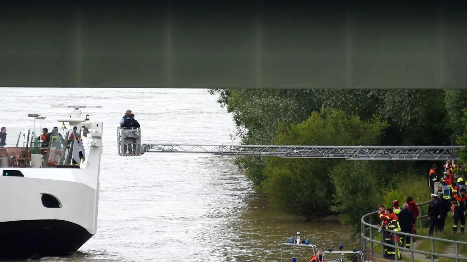 Rettungskräfte arbeiten am 19.06.2016 in Poikam bei Bad Abbach (Bayern) an einem havarierten Schiff. (Foto: Tobias Hase/dpa)