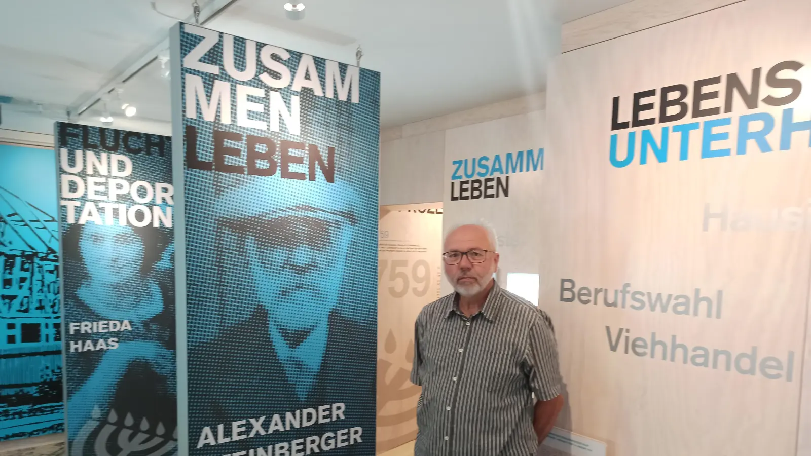 Günther Fohrer im Dokuzentrum „Familiengeschichten - Jüdisches Leben in Colmberg”. Die ständige Ausstellung basiert auf seinen Recherchen. (Foto: Winfried Vennemann)
