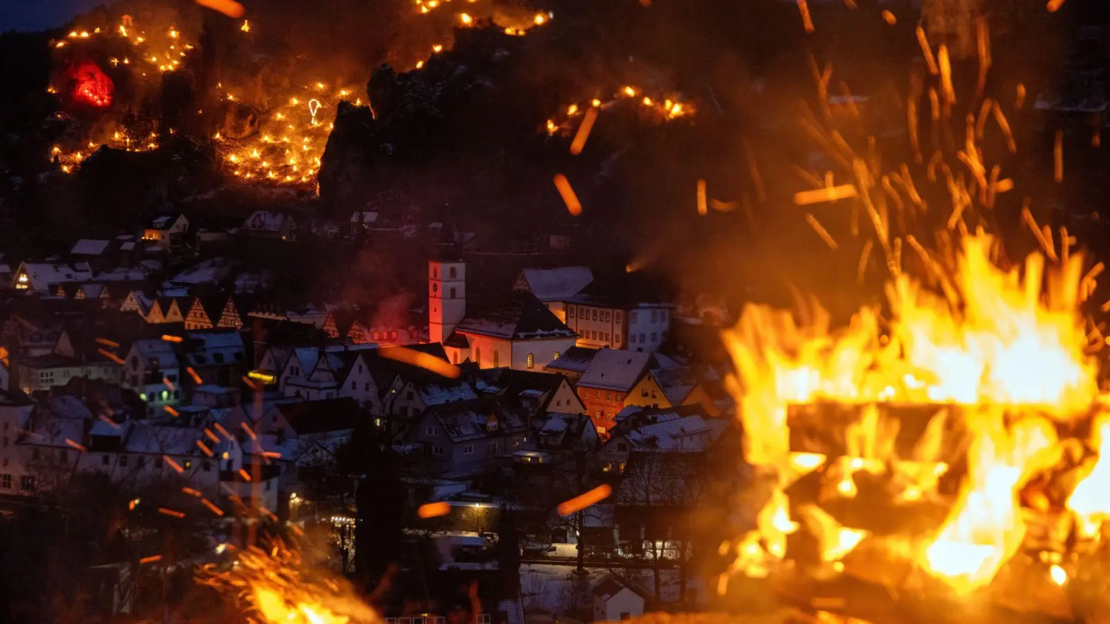 Die Bergfeuer in Pottenstein werden jedes Jahr am 6. Januar entzündet. (Archivbild) (Foto: Pia Bayer/dpa)
