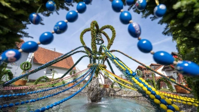 Festlich geschmückte Osterbrunnen sind in Franken derzeit zu bewundern. So wie hier in Bieberbach. (Foto: Pia Bayer/dpa)