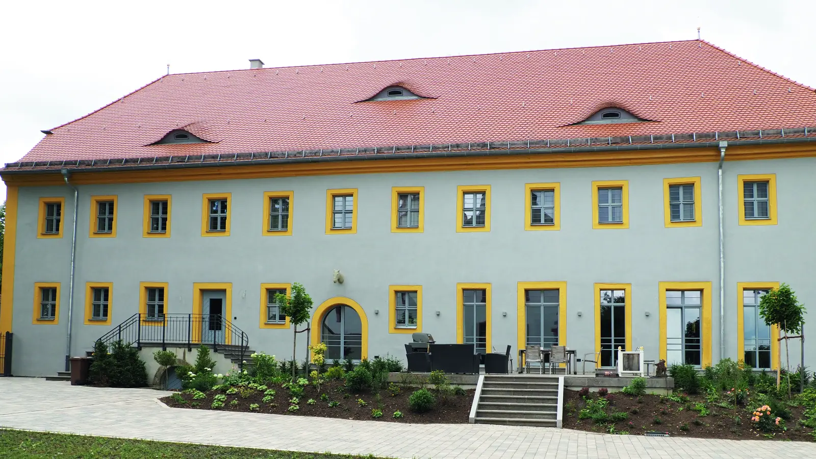 Im von Grund auf sanierten Wirtschaftshof des Schlosses Walkershofen mit dem angrenzenden Wächterhäuschen finden Gäste nun eine Übernachtungsmöglichkeit. (Foto: Bezirk Mittelfranken/Julia Krieger)