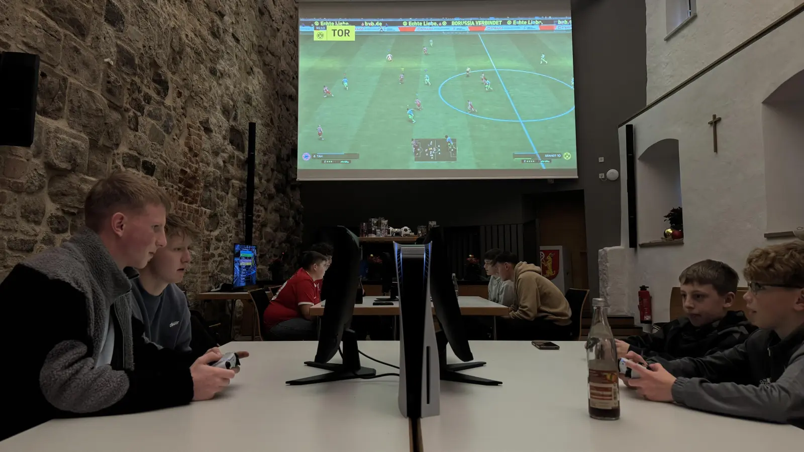 E-Sport im Ratsaal des Herrieder Stadtschlosses: Die teilnehmenden Kinder und Jugendlichen bewiesen ihr Geschick an der Computerkonsole.  (Foto: Jugendverein Herrieden/Jakob Hörauf)