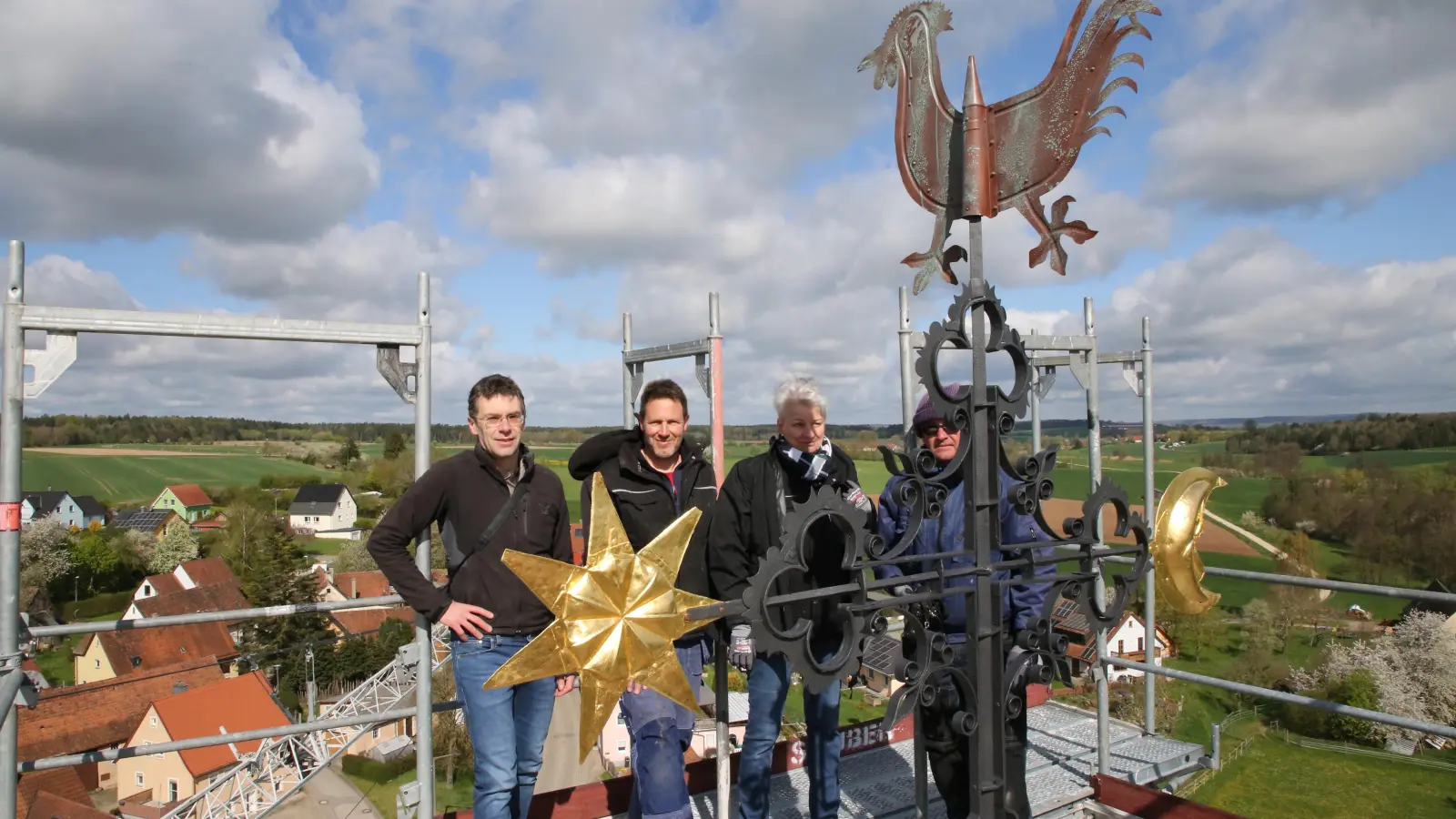 Machten sich vor Ort ein Bild (von links): der Vertrauensmann im Kirchenvorstand Jochsberg, Stefan Diezinger, Peter Ebersberger, Susanne Frieß und Markus Gakenholz von der Spenglerei Frieß in Ansbach. (Foto: Alexander Biernoth)