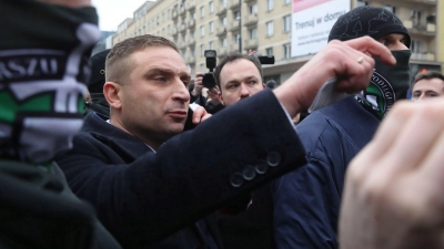 Gegen den polnischen Rechtsaktivisten Robert Bakiewicz gab es ein Urteil wegen Nötigung. (Archivbild) (Foto: Tomasz Gzell/PAP/dpa)