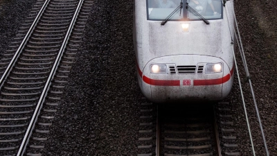 Der Fernverkehr ist weiter beeinträchtigt. (Symbolbild) (Foto: Julian Stratenschulte/dpa)