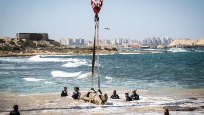 Eine antike Statue wird im Hafen von Abu Qir vom Meeresgrund des Mittelmeers geborgen (Foto: Gehad Hamdy/dpa)