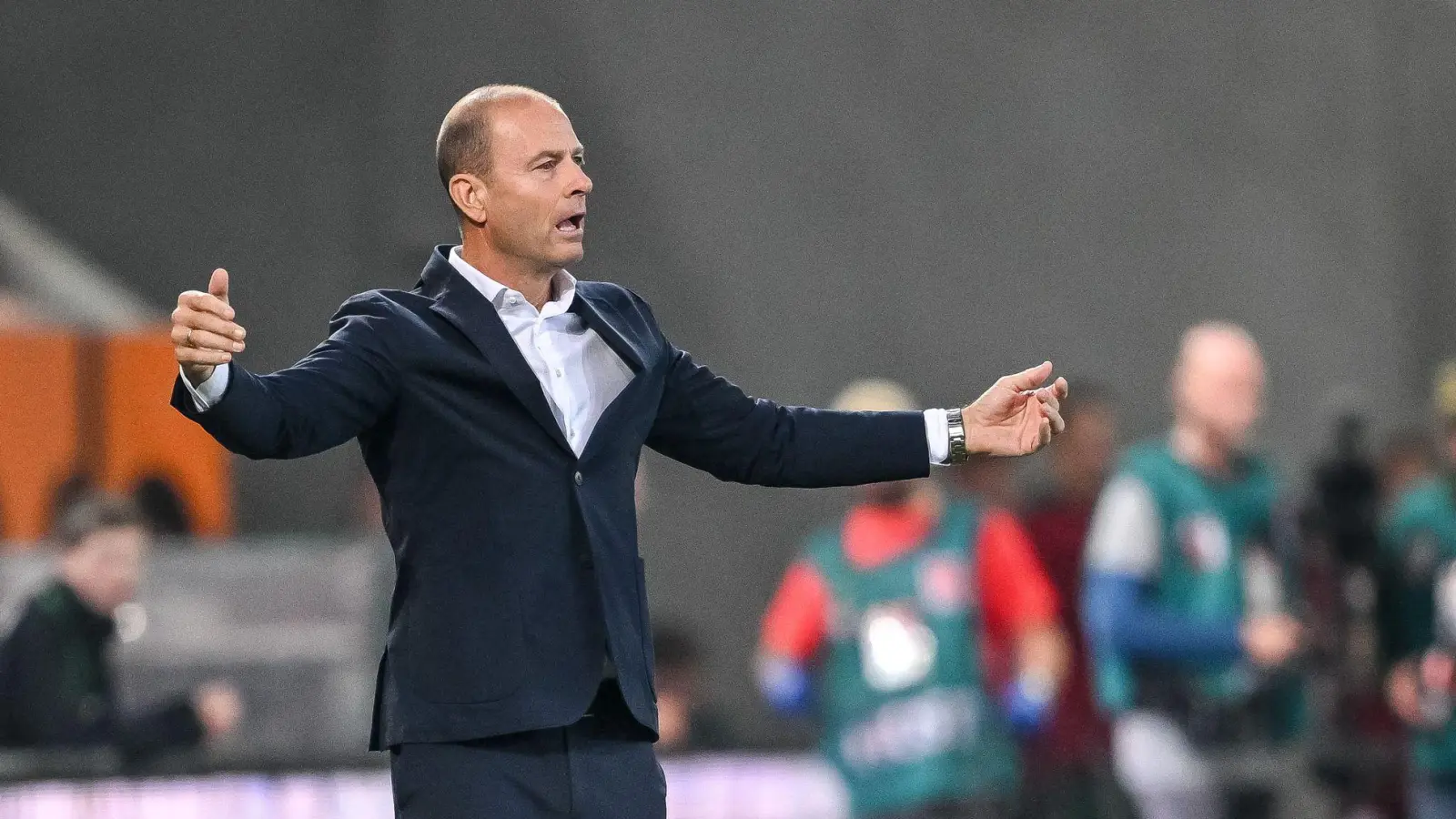 FCA-Trainer Jess Thorup will gegen Borussia Dortmund weiter die gute Heimbilanz der Augsburger ausbauen. (Foto: Harry Langer/dpa)