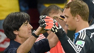 Manuel Neuer (r) war in der Amtszeit von Bundestrainer Joachim Löw immer die Nummer eins im Tor. (Archivbild) (Foto: picture alliance / dpa)
