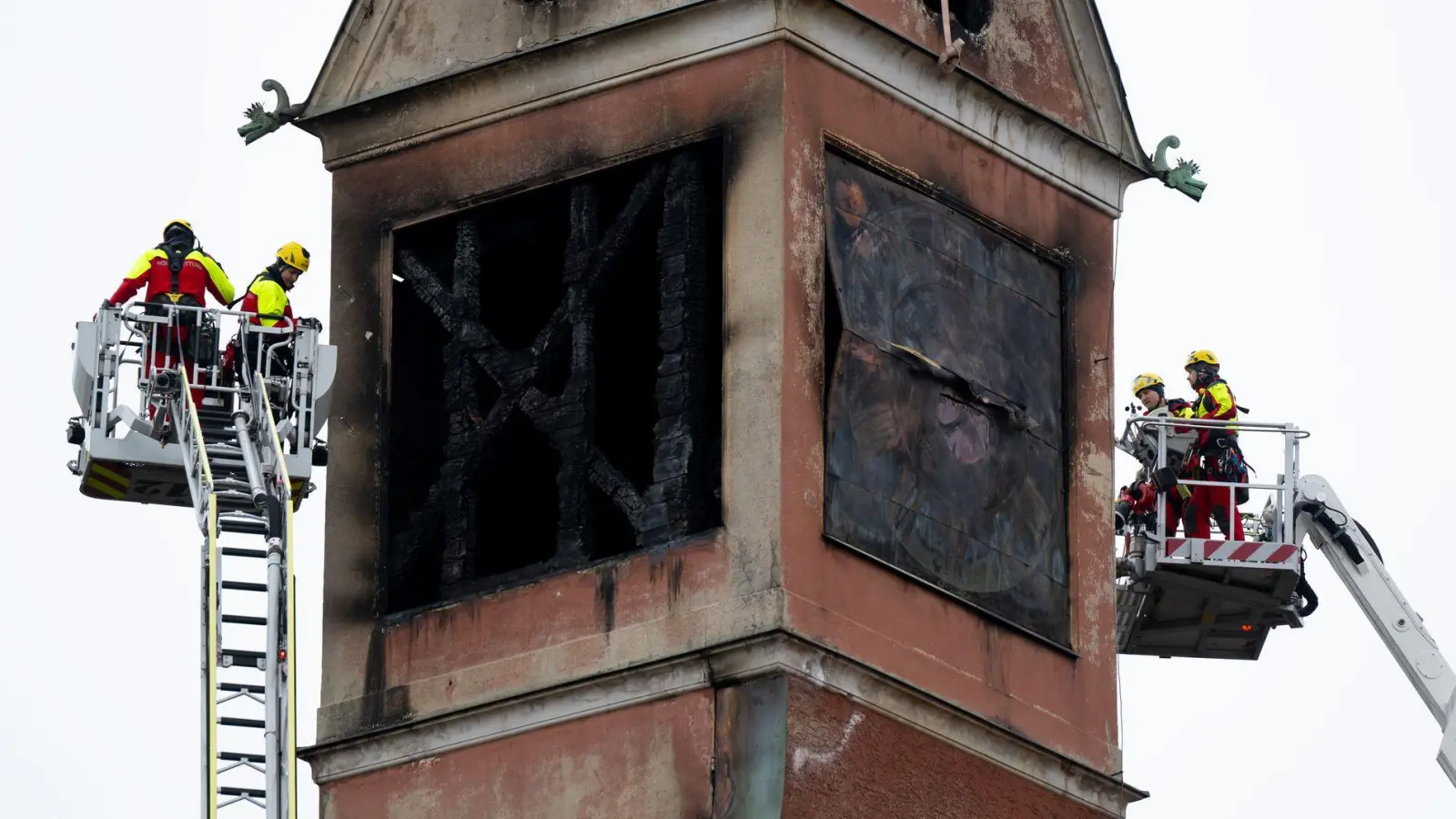 Feuerwehrleute sichern mit Spanngurten lose teile an dem beschädigten Turm des Seniorenheimes.  (Foto: Sven Hoppe/dpa)