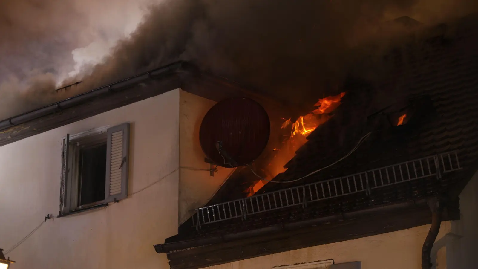 Das Feuer brach im Dachgeschoss eines älteren Wohnhauses aus und weitete sich schnell auf zwei weitere angrenzende Gebäude aus. (Foto: NEWS5 / Markus Zahn)