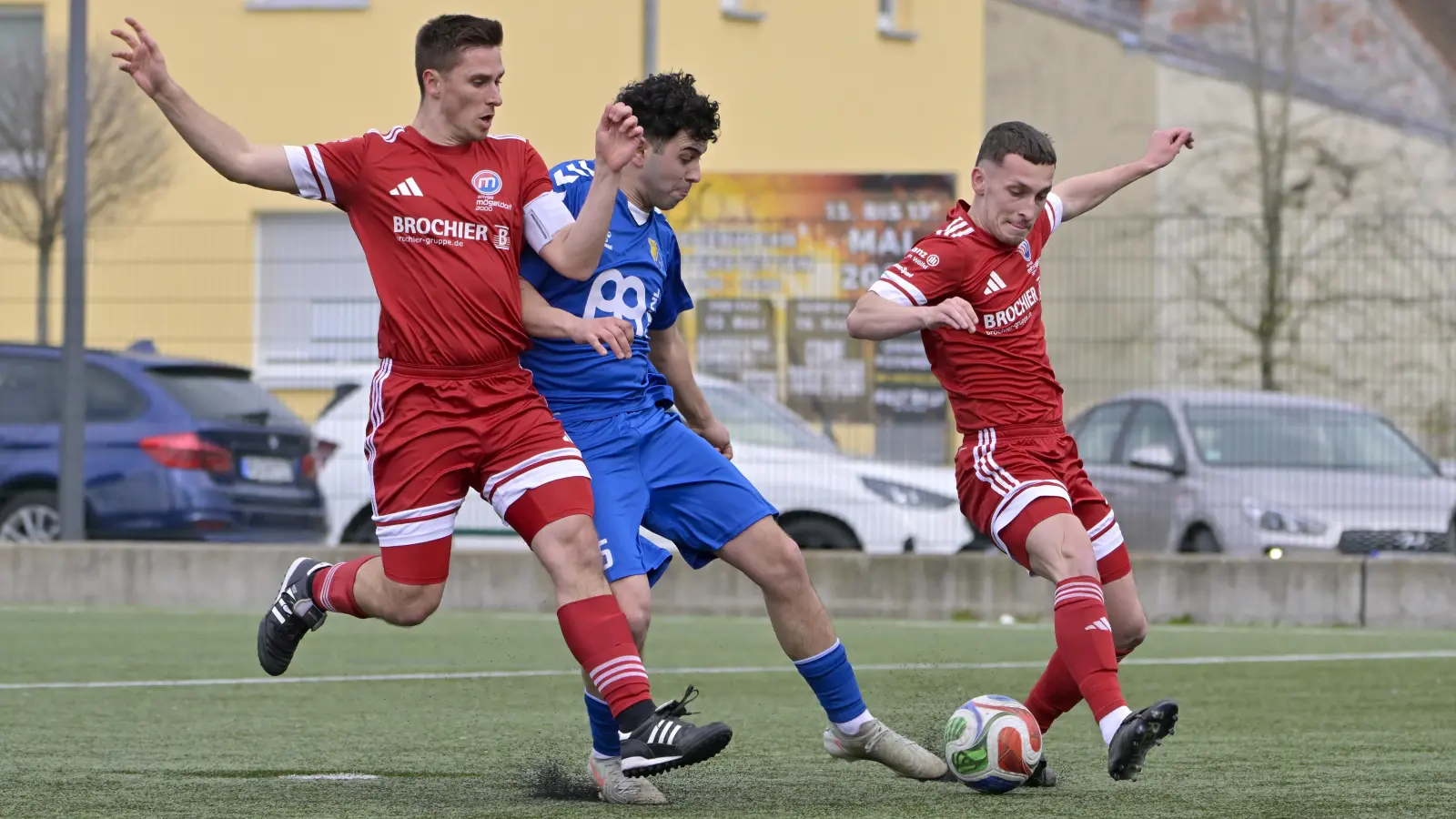 Luka Odobasic (in Blau, hier gegen die SpVgg Mögeldorf) war der Siegtorschütze beim 1:0 von Steinachgrund im Hinspiel in Weisendorf. (Foto: Martin Rügner)