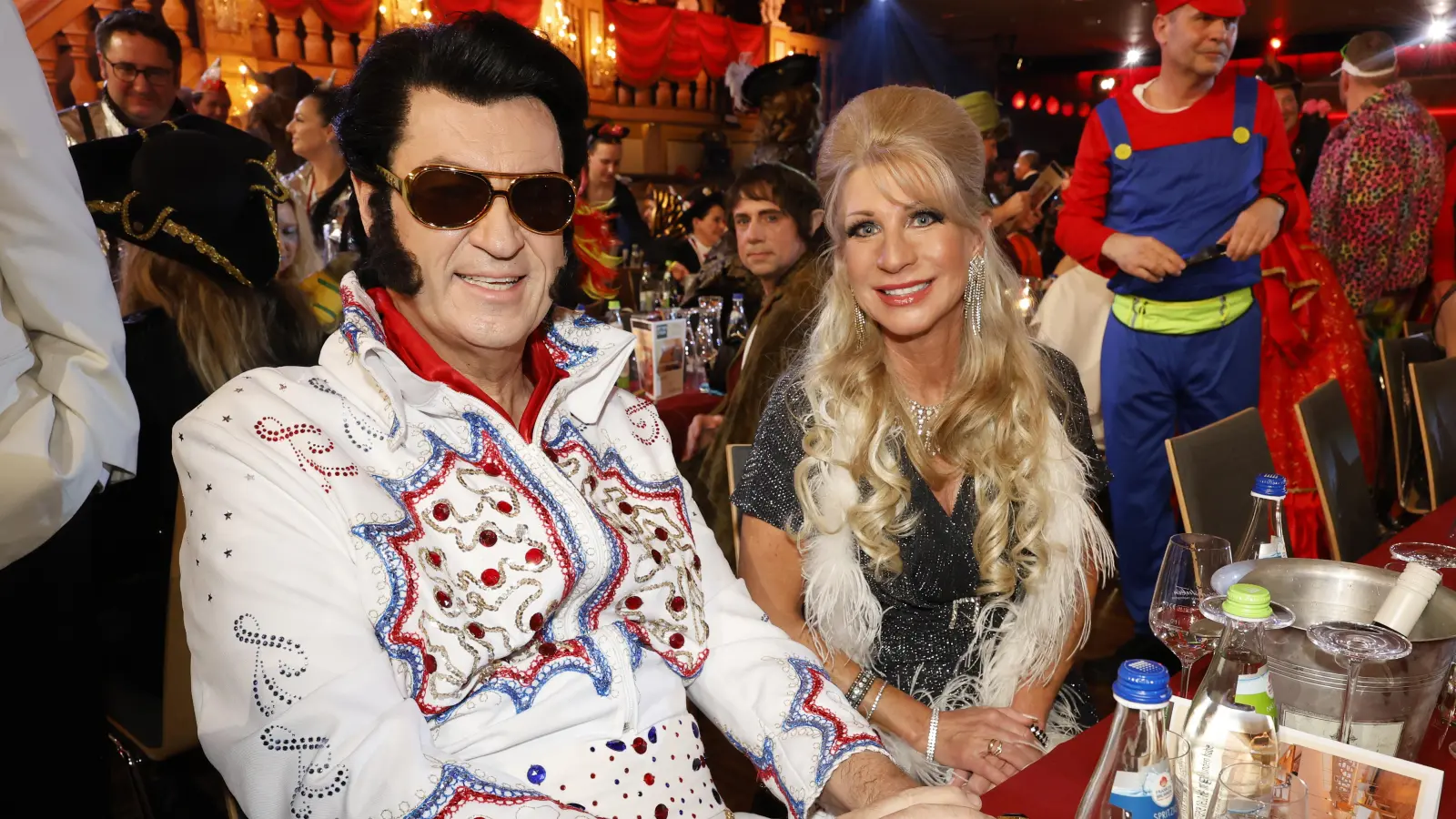 Noch ein Elvis, aber nicht auf der Bühne: Ministerpräsident Markus Söder mit Ehefrau Karin Baumüller-Söder. (Foto: Reinhard Zichy)