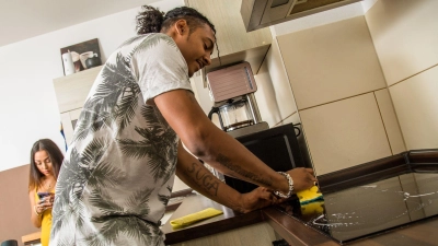 Putz- und Aufräumvideos sind auf Social Media beliebt – aber bringen sie auch echte Motivation zum Nachmachen? (Foto: Christin Klose/dpa Themendienst/dpa-tmn)