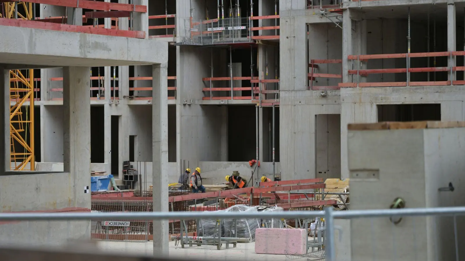 Ein Wohnhaus im Werden in München-Freiham. Ein Aufschwung in der Immobilienbranche ist nach einer Umfrage der Messe München nicht in Sicht.  (Foto: Malin Wunderlich/dpa)