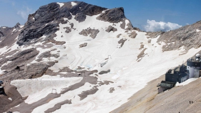 Weil der Nördliche Schneeferner unaufhaltsam schmilzt, muss nun ein Skilift abgebaut werden. (Archivfoto)  (Foto: Matthias Balk/dpa)