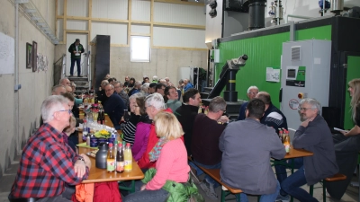 Zur Fertigstellung der Erweiterung des Wärmenetzes gab es eine Feier in der Halle der Betreiberfamilien Ettmeyer und Eberlein.  (Foto: Stefan Neidl)