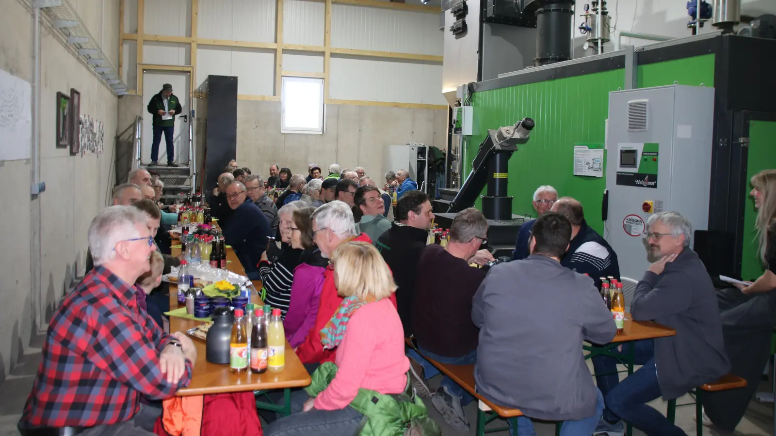 Zur Fertigstellung der Erweiterung des Wärmenetzes gab es eine Feier in der Halle der Betreiberfamilien Ettmeyer und Eberlein.  (Foto: Stefan Neidl)