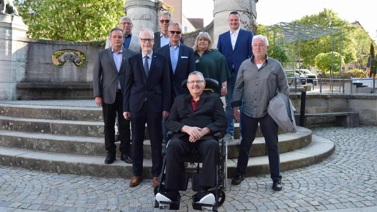 Ziehen sich von der kommunalpolitischen Bühne in Heilsbronn zurück: Hans Imper, Thomas Franck und Bastian Böhm (hintere Reihe, von links), Manfred Gaukler, Dr. Jürgen Pfeiffer, Manfred Huber, Heidrun Rauh und Harald Pfitzer (mittlere Reihe, von links) sowie Rudolf Eger. (Foto: Florian Schwab)