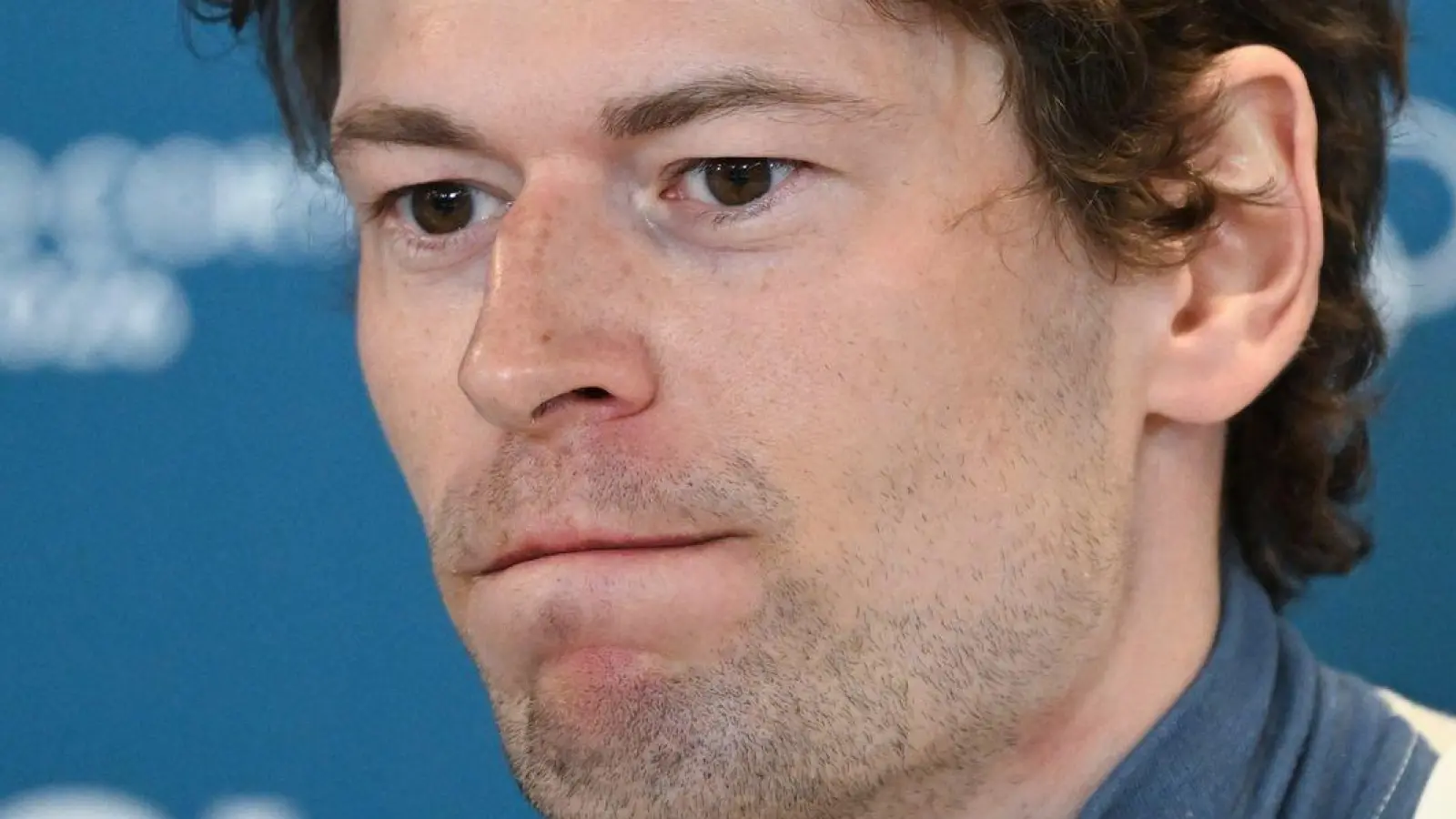 Leagreid musste auch bei der Pressekonferenz Fragen zu seinem Geständnis beantworten. (Foto: Hendrik Schmidt/dpa)