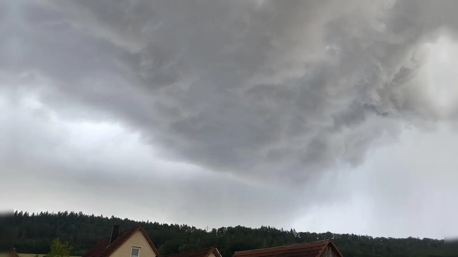 Auch bei Sugenheim zogen am Montag starke Wolken auf. (Foto: Jacqueline Luthardt)
