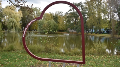 Ein beliebtes Fotomotiv ist das Herz in der Neustädter Bleichanlage. In Neuhof könnte man sich ein ähnliches Modell vorstellen, das etwa am Kolmberg aufgestellt wird und noch mit einer Sitzgelegenheit versehen ist, so wie die metallenen Panoramablicke in den Ipsheimer Weinbergen. In Neuhof meldet man das Herz beim Regionalbudget an. (Foto: Ute Niephaus)