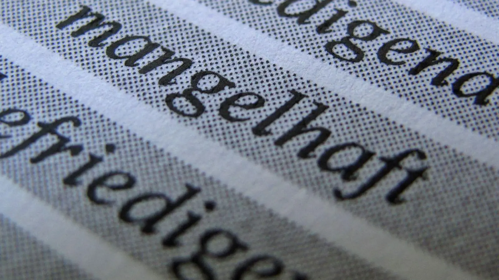 Bei schlechten Noten kann man sich beim „Zeugnistelefon“ Hilfe holen. (Symbolbild) (Foto: Ina Fassbender/dpa)