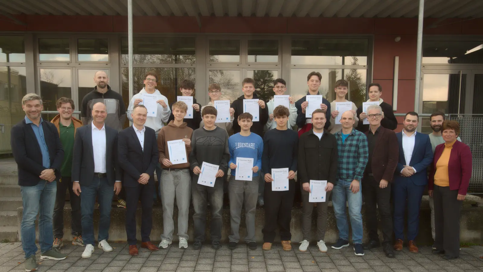 Für ihre Leistung im P-Seminar wurden die Schüler und ihr Lehrer Felix Klemens (vorne, Sechster von rechts) von der Ministerialbeauftragten Dr. Gabriele Kuen (vorne, Erste von rechts) und Maximilian Stark von der vbw (vorne, Dritter von rechts) ausgezeichnet. Schulleiter Volker Dollinger (vorne, Vierter von links) freute sich mit.  (Foto: Gymnasium/Jürgen Wesp)