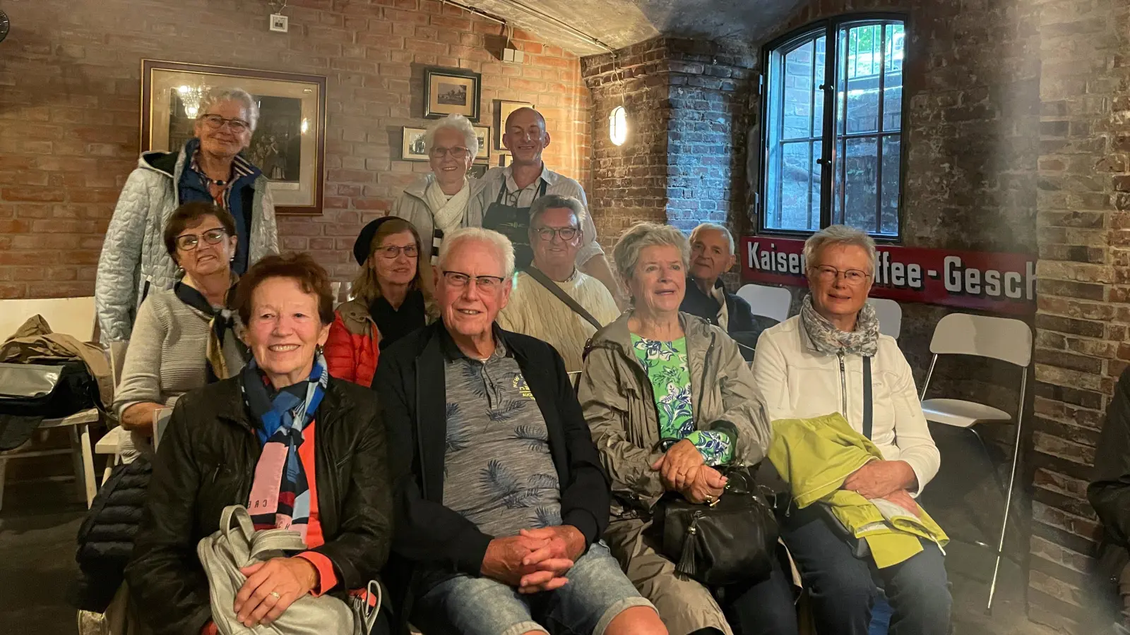 Nach der Kaffeeverkostung im Kaffeemuseum Burg: die Reisegruppe und der Kaffee-Experte Ingo Braun (rechts hinten). (Foto: Thomas Wirth)