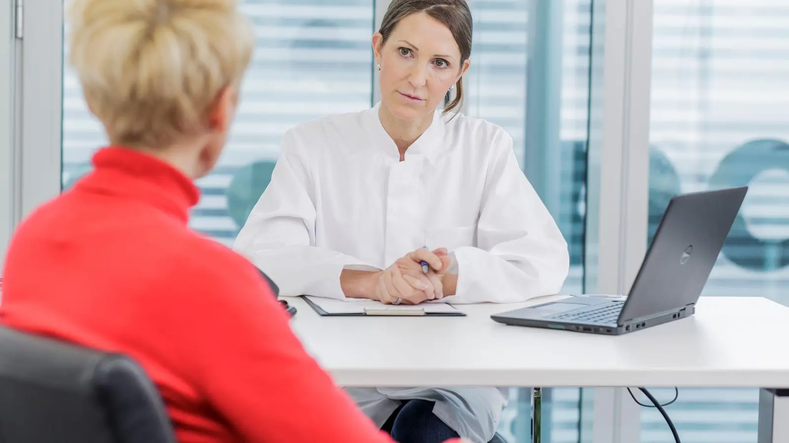 Frauen, die das Gefühl haben, dass sich ihre ADHS-Symptome in der Perimenopause verschlechtern, sollten das bei ihrer Ärztin oder ihrem Arzt ansprechen. (Foto: Monique Wüstenhagen/dpa-tmn)