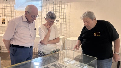 Heinz Haffki (r.) führte durch seine Ausstellung „Ex Libris“, die noch bis 30. August im Alten Schloss in Neustadt zu sehen ist.  (Foto: Nicole Gunkel)