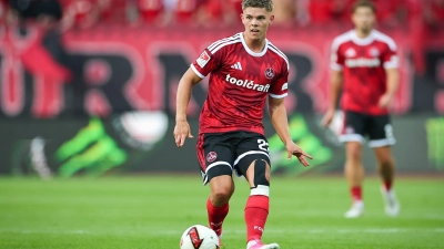 Nutzt die Länderspielpause für eine Knie-OP: Nürnberg-Profi Finn Becker. (Archivbild) (Foto: Daniel Karmann/dpa)