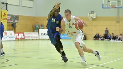 Mit Drang nach vorne: David Kurpiela (rechts, hier in der Vorsaison gegen Aschaffenburg) erzielte 27 Punkte für die Piranhas. (Foto: Martin Rügner)