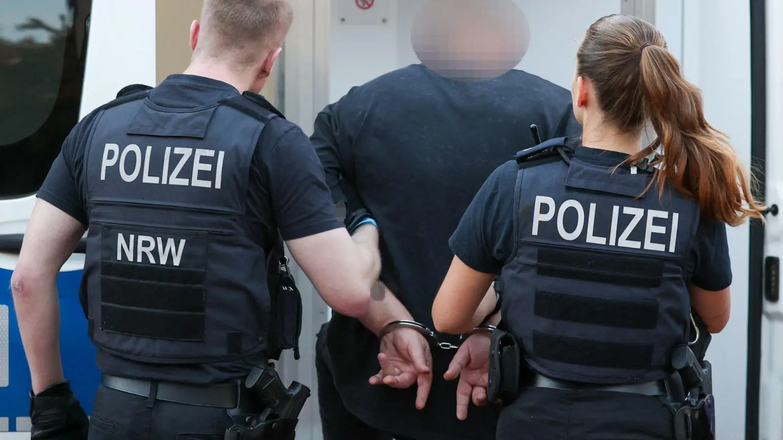 Ein Mann aus dem Umfeld der „Hells Angels“ wird in Duisburg abgeführt. (Foto: Christoph Reichwein/dpa)