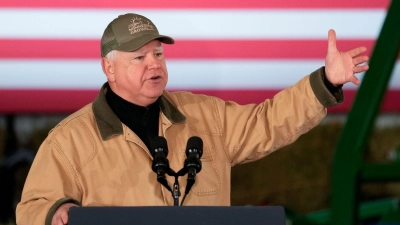 Tim Walz gilt als bodenständiger Politiker - besonders der linke Flügel bei den Demokraten war dafür, ihn zum Vizepräsidentschaftskandidaten zu machen. (Foto: Abbie Parr/AP/dpa)