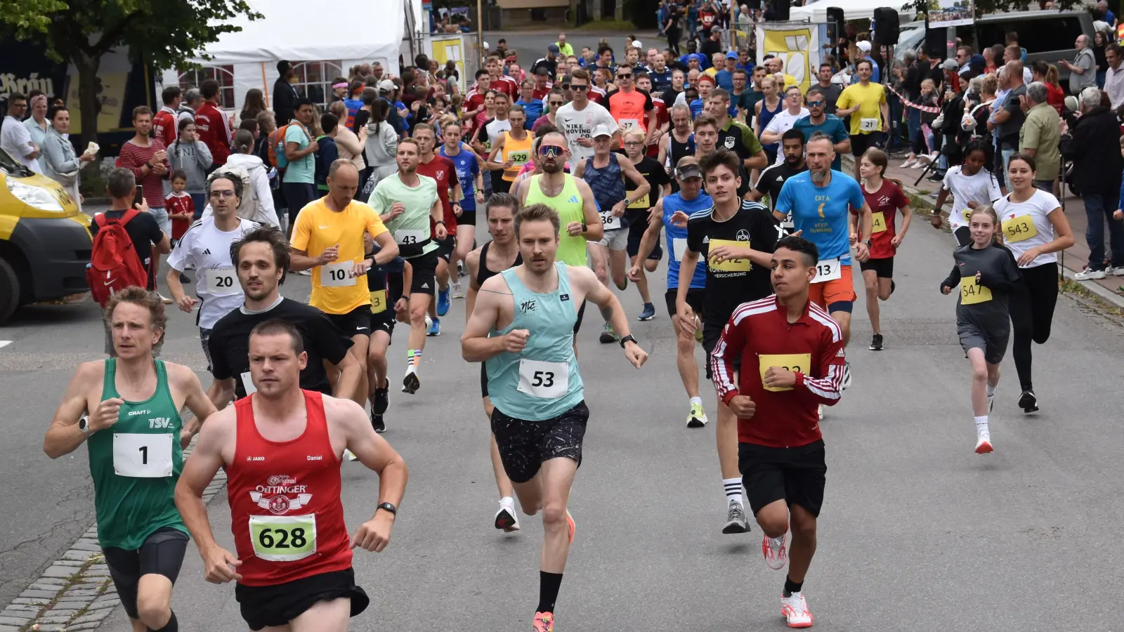 Startschuss: 10-Kilometer-Sieger Johannes Strobel (Nummer eins) und 6-Kilometer-Sieger Daniel Spieß (628) sind schon vorne. (Foto: Jörg Behrendt)