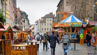 Das Wetter meinte es in den letzten Tagen vor Weihnachten nicht gut mit den Budenbetreibern. Wind und Regen sorgten dafür, dass am Freitagmittag wenig los war auf dem Martin-Luther-Platz. (Foto: Jim Albright)