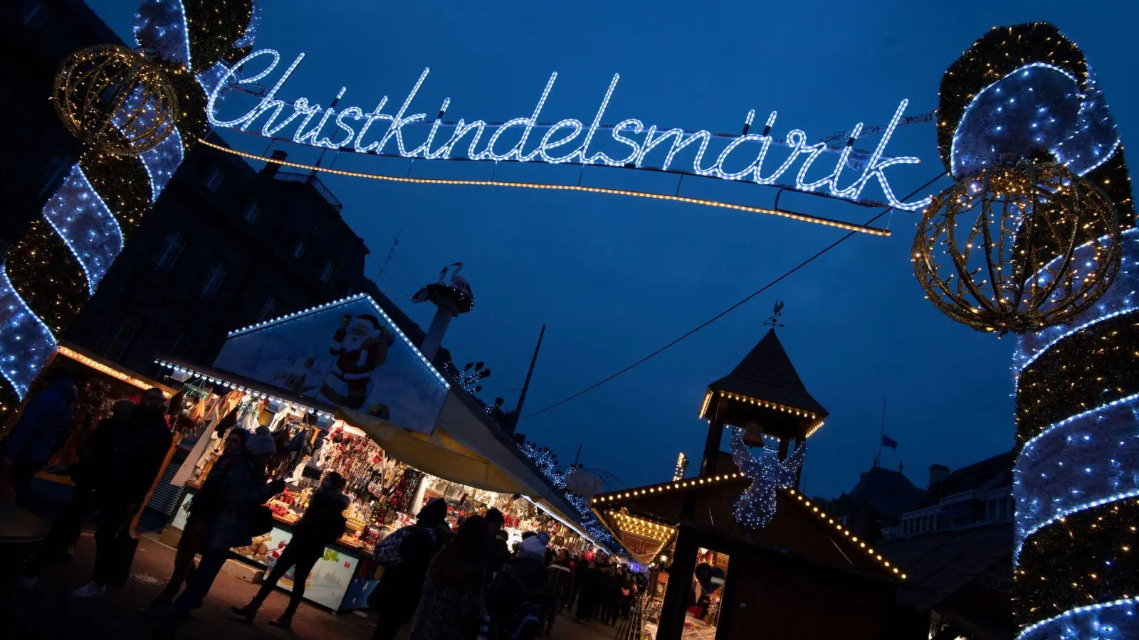 In der Elsassmetropole Straßburg gibt es Streit um die Erneuerung des Eingangsbogens zum berühmten Weihnachtsmarkt (Archivbild). (Foto: Marijan Murat/dpa)