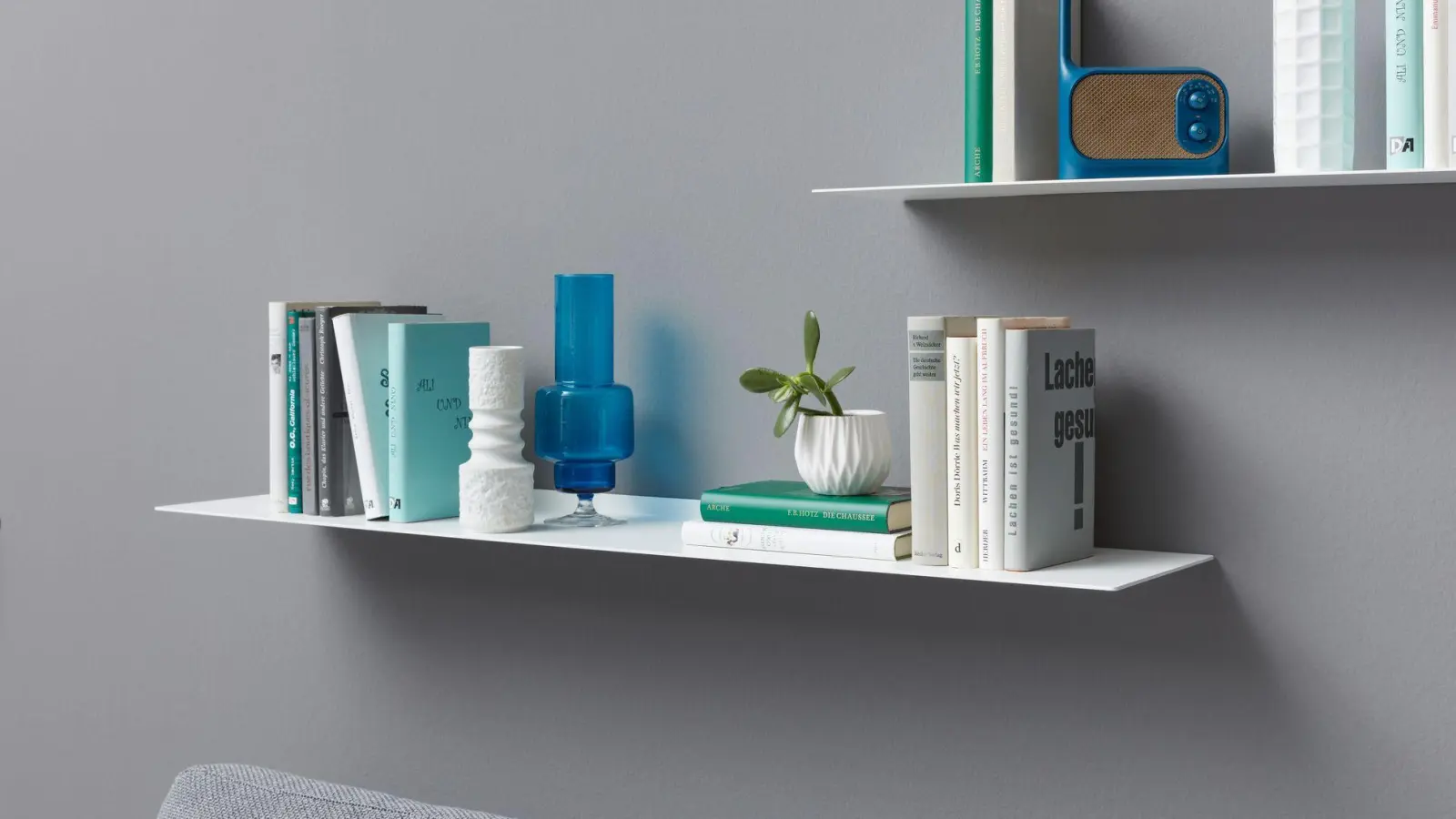 Wer wenig Bücher hat, kann schwebende Lösungen wählen - hier etwa ein Bücherregal von Müller Möbelwerkstätten. (Foto: Müller Möbelwerkstätten/VDM/dpa-tmn)