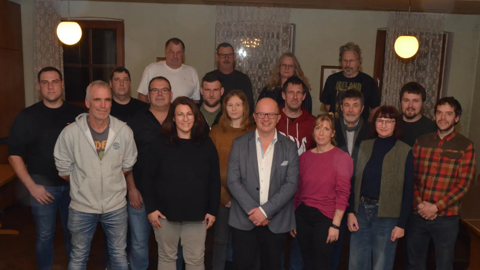 Diese Kandidatinnen und Kandidaten wollen für die Freie Wählergemeinschaft Unteraltenbernheim (FWG) in den Marktgemeinderat. Bürgermeister Reiner Hufnagel (vorne, Dritter von links) wurde auf den ersten Listenplatz gewählt und strebt eine zweite Amtszeit als Gemeinde-Chef an. (Foto: Yvonne Neckermann)