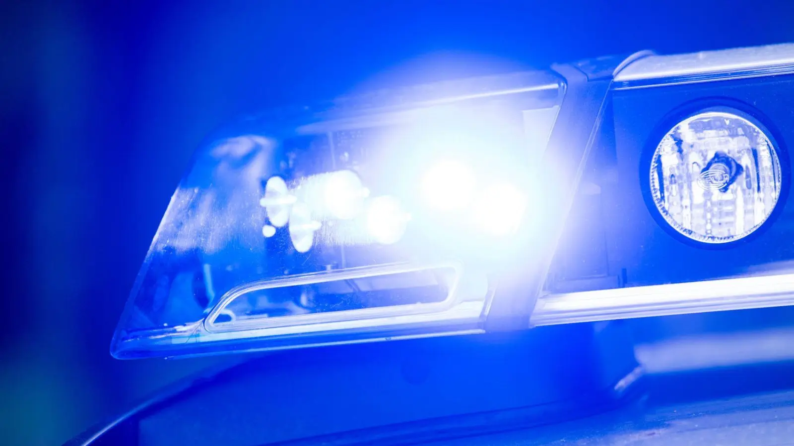 Der 21 Jahre alte Fahrer soll alkoholisiert am Steuer gesessen haben. (Symbolbild) (Foto: Lino Mirgeler/dpa)