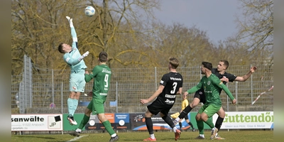 Mit diesem Lupfer ließ der Ansbacher Patrick Kroiß (rechts in Grün) Hankofens Torwart Sebastian Maier keine Chance. Der Ball senkte sich zum 2:0 ins Netz. (Foto: Martin Rügner)