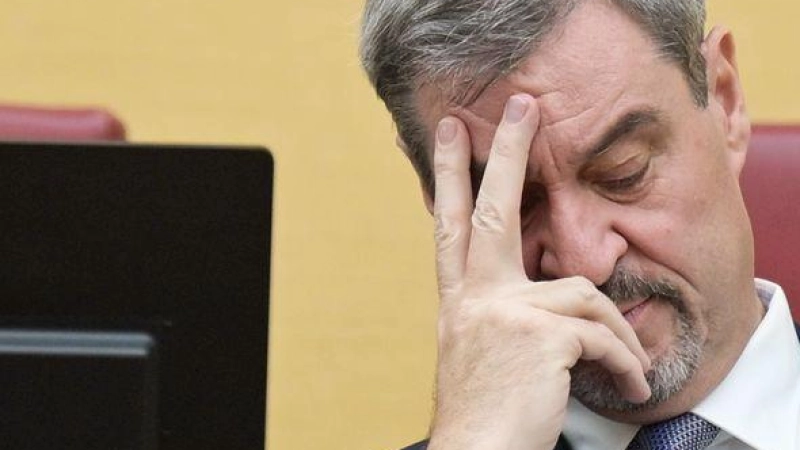 Ministerpräsident Markus Söder (CSU, rechts) musste sich viel Kritik anhören.  (Foto: Malin Wunderlich/dpa)