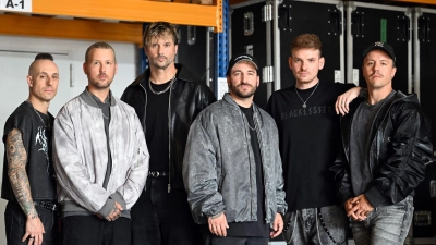 Die Band Electric Callboy steht in einer Halle in Castrop-Rauxel - von links nach rechts: Frank Zummo, Daniel Haniß, Kevin Ratajczak, Nico Sallach, Pascal Schillo und Daniel Klossek. (Archivbild) (Foto: Federico Gambarini/dpa)