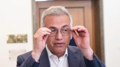 Peter Feldmann (SPD), Oberbürgermeister von Frankfurt am Main, gibt vor seinem Dienstzimmer im Römer ein Pressestatement ab. (Foto: Boris Roessler/dpa)