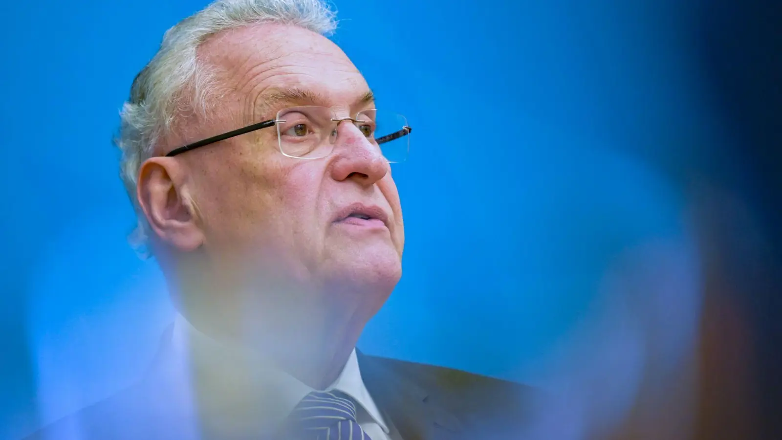 Bayerns Innenminister Joachim Herrmann (CSU) schafft ein neues Landesamt für Bevölkerungsschutz - das ausdrücklich auch Antworten für den Zivilschutz im Falle eines Krieges haben soll (Archivbild).  (Foto: Malin Wunderlich/dpa)